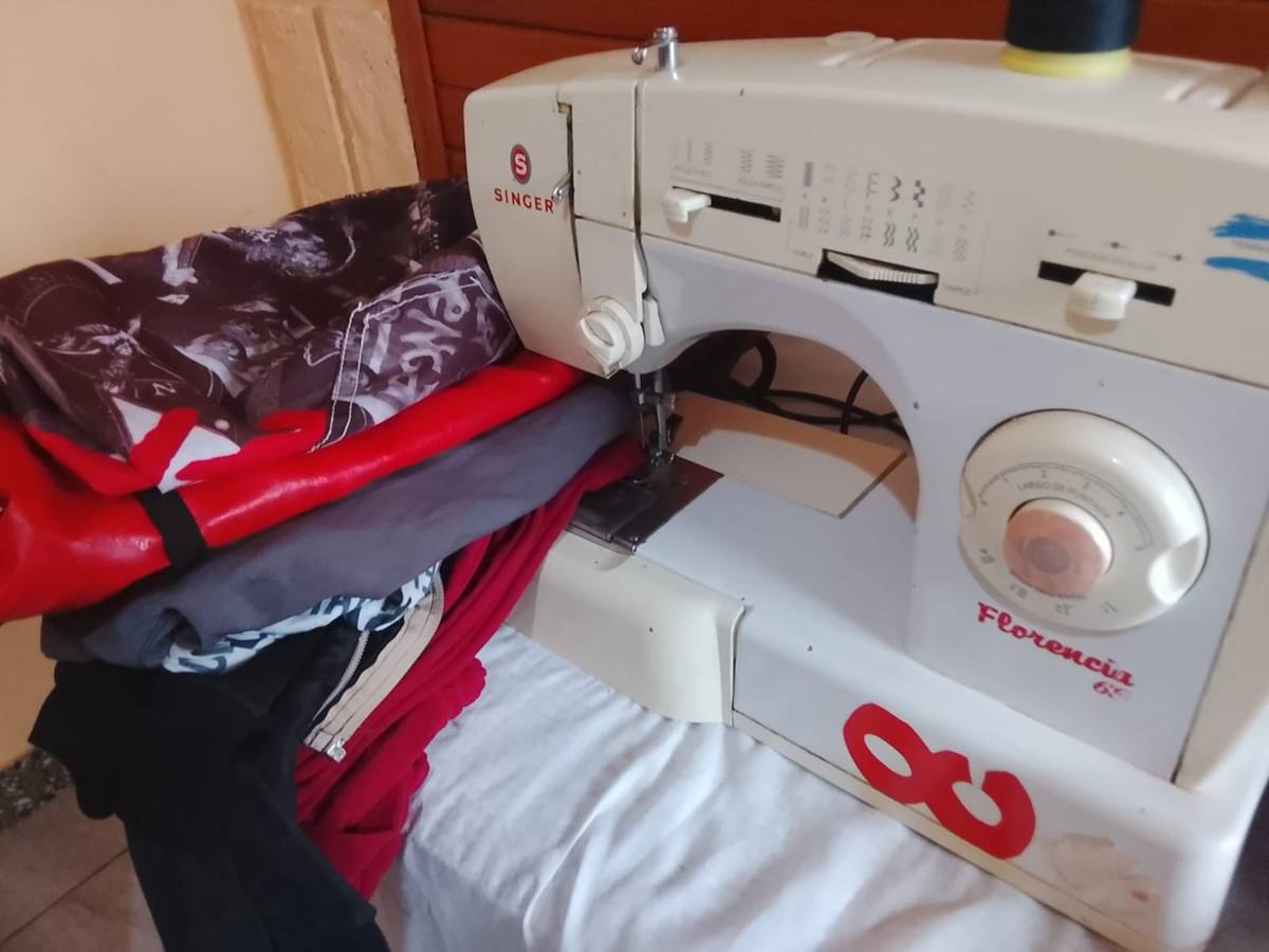Máquina de coser de Paula con prendas para arreglar